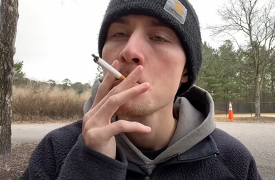 Лечение зависимости от табакокурения в Трубчевске Мужчина с сигаретой делает затяжку