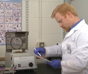 Клиника лечения наркозависимости в Трубчевске Врач в кабинете клиники