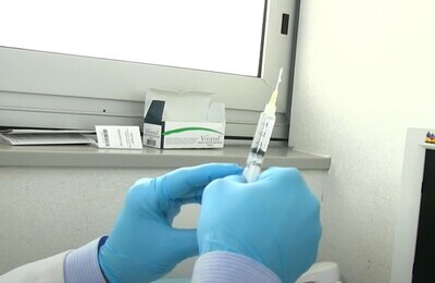 Проведение кодирования Вивитролом в Трубчевске Шприц с Вивитролом в руках у врача